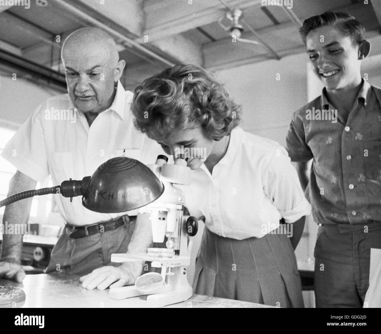 Roman Vishniac nel suo laboratorio, con gli studenti, 1961 Foto Stock