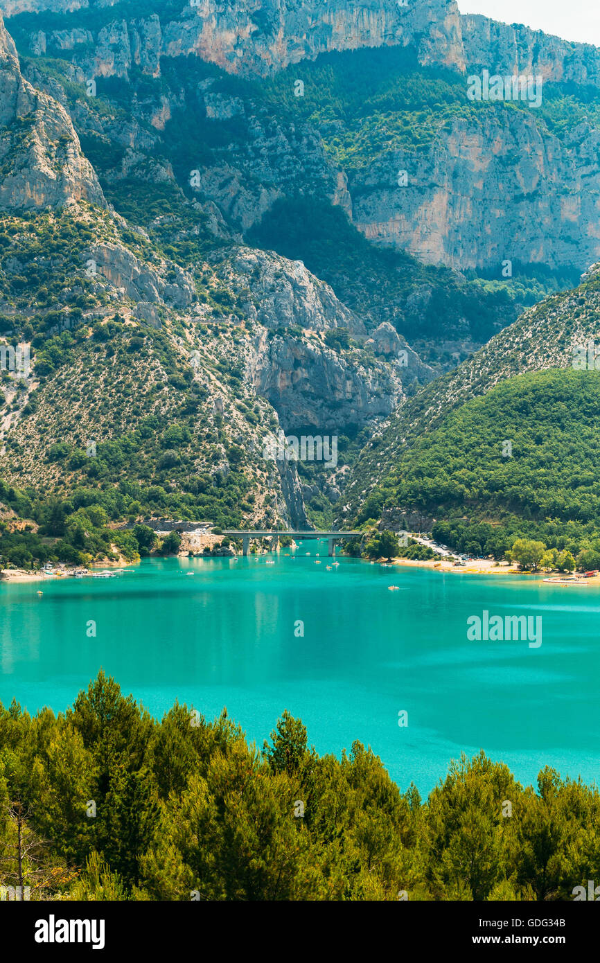Ponte sopra il lago di Sainte-Croix nel sud-est della Francia. Provence-Alpes-Côte d'Azur. Verdon Gorge Foto Stock
