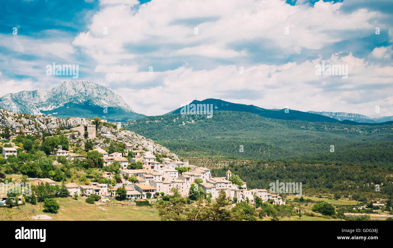 Il bellissimo panorama vista panoramica del borgo medievale di Hilltop Village di Trigance in Provenza, Cote de Azur, Francia Foto Stock