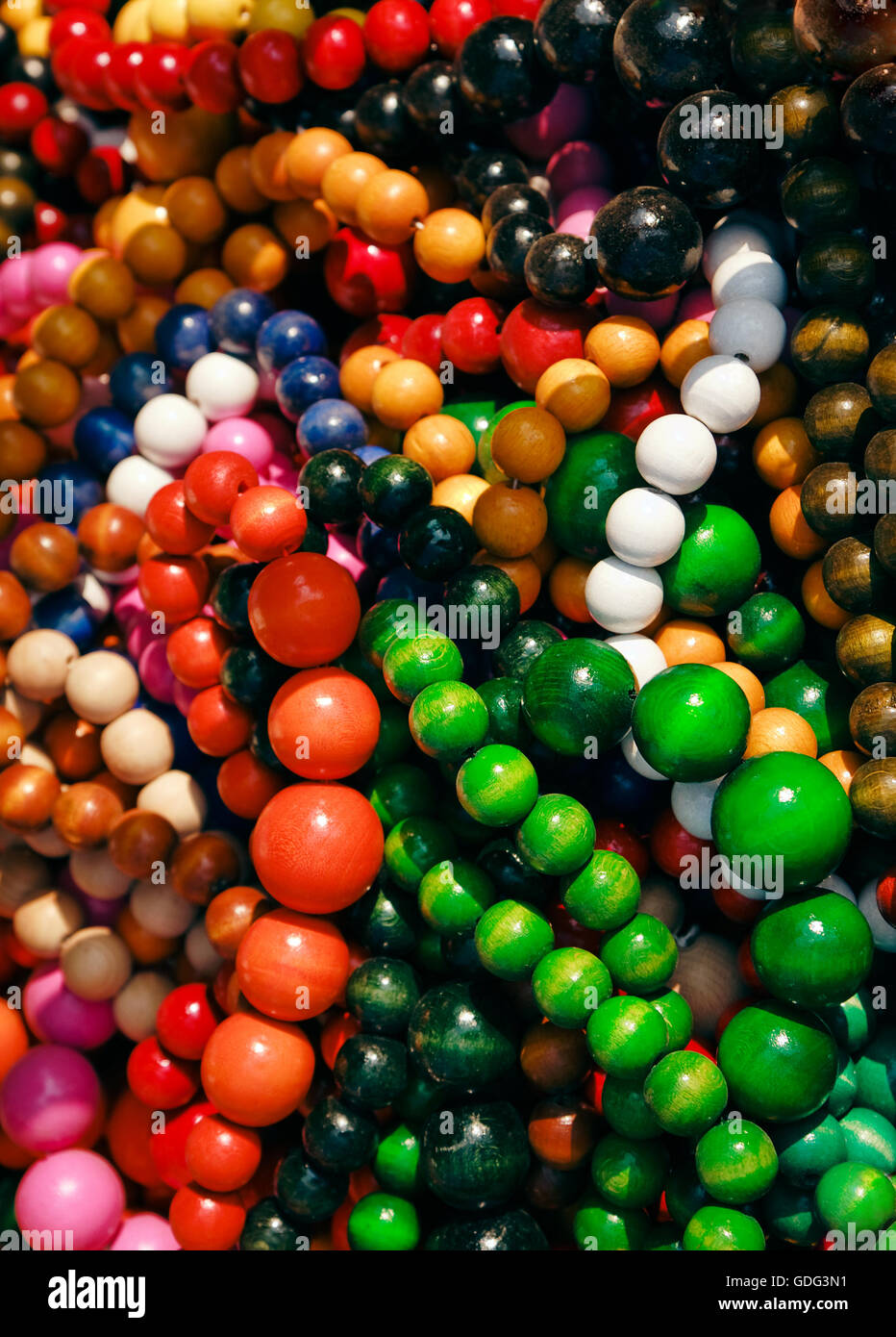 Collane di legno perline colorate Foto Stock