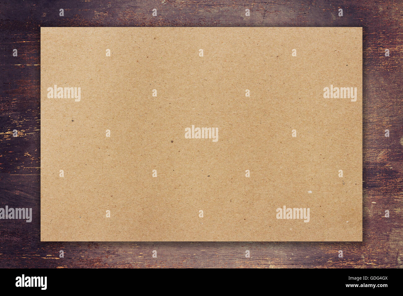 Carta marrone su uno sfondo di legno con uno spazio Foto Stock