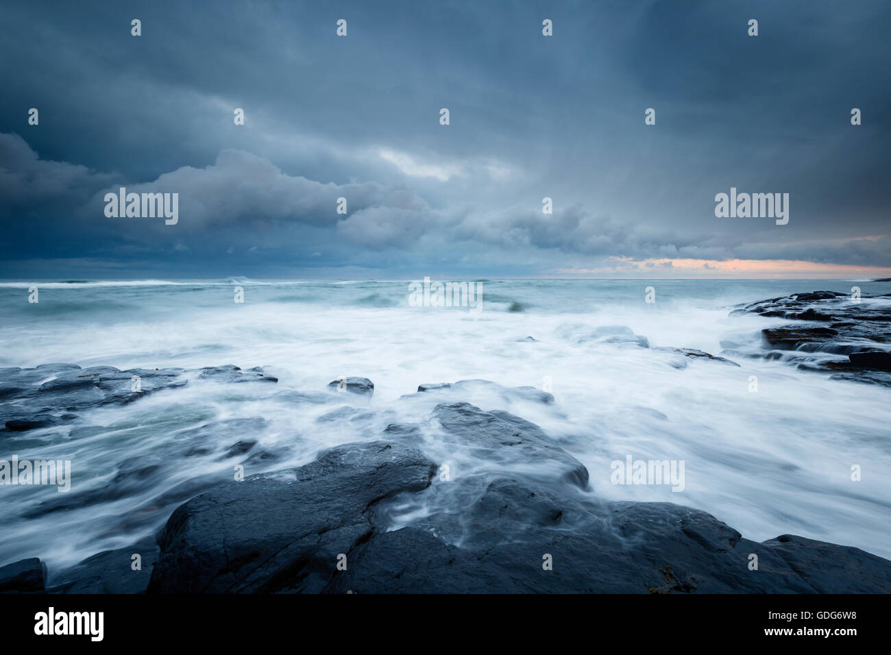 Nuvole temporalesche al di sopra del feroce del Mare del Nord Foto Stock