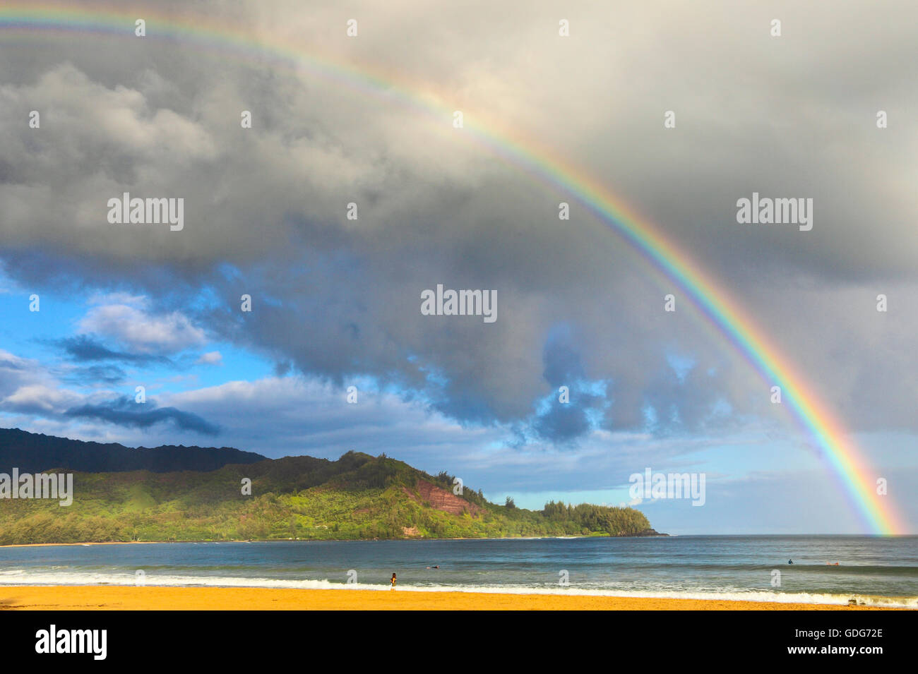 Bellissimo arcobaleno vista alla spiaggia di Hanalei, Kauai Foto Stock