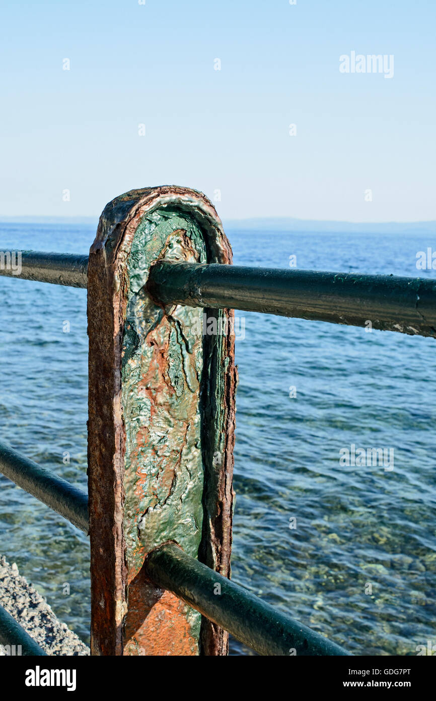 Corroso recinzione metallica sulla passeggiata a mare. Foto Stock