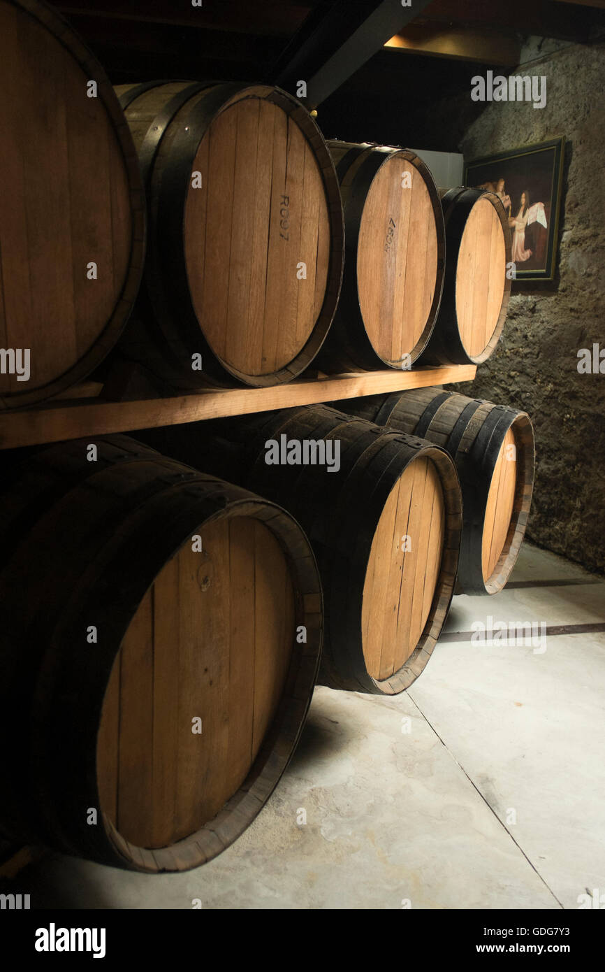 Bottiglie di whisky e botti in una distilleria in Scozia, near Inverness.10/07/2016 Foto Stock