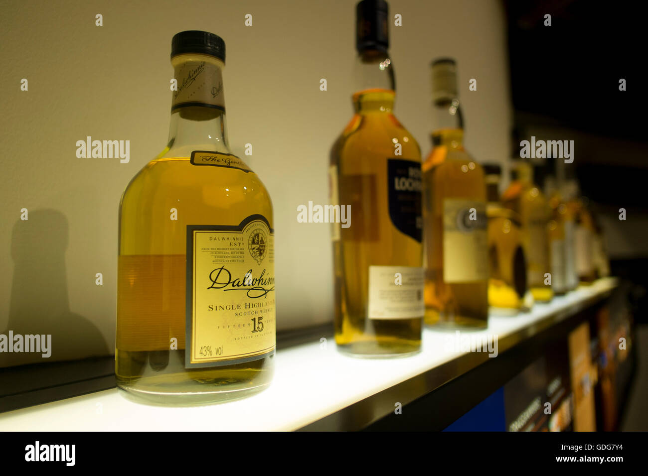 Bottiglie di whisky e botti in una distilleria in Scozia, near Inverness.10/07/2016 Foto Stock
