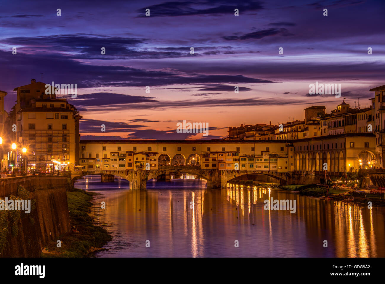 Ponte Vecchio (il "ponte vecchio") dal Ponte alle Grazie, Firenze (Firenze), Italia Foto Stock