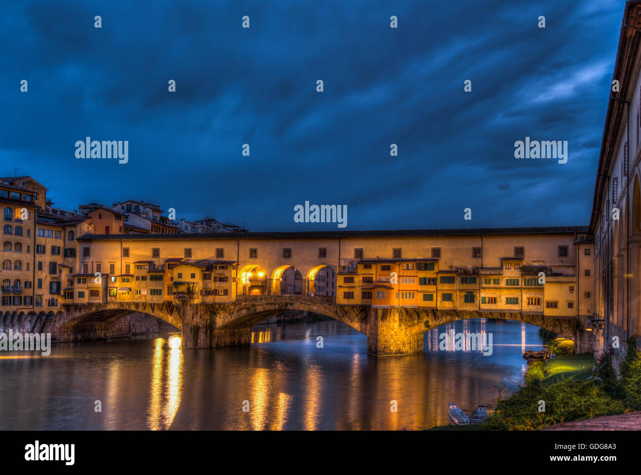 Ponte Vecchio (il "ponte vecchio") dal Ponte alle Grazie, Firenze (Firenze), Italia Foto Stock