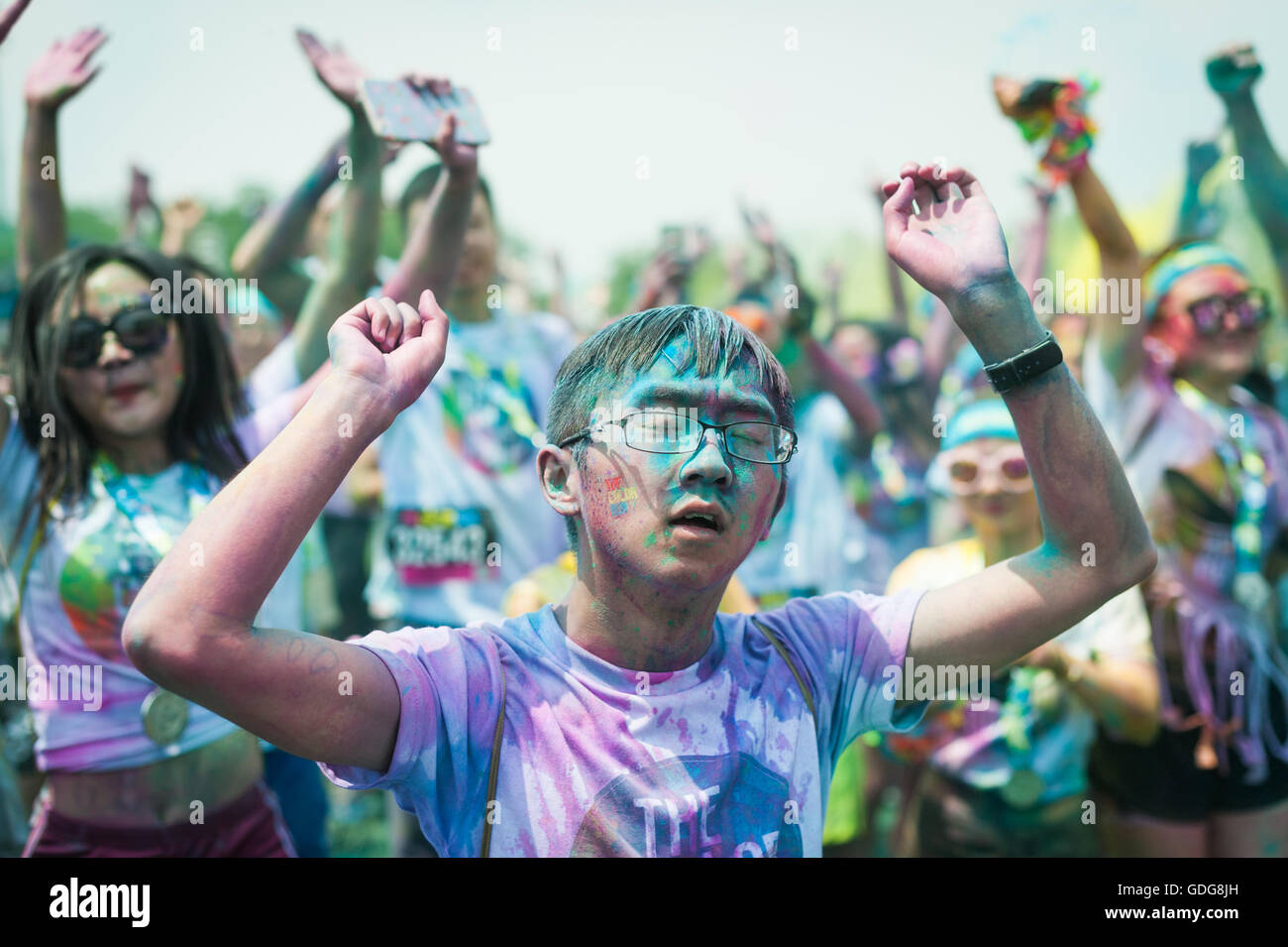 Chengdu, nella provincia di Sichuan, in Cina - Luglio 2, 2016: atleti divertendosi al Colour Run Cina a Chengdu Foto Stock