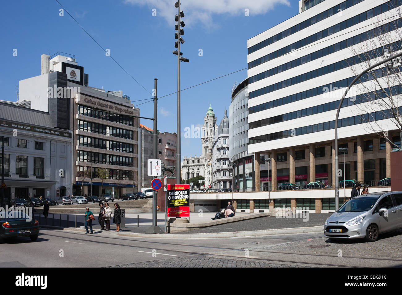 Città di Porto in Portogallo, Europa, Praca de Dom Joao mi, Millennium BCP, Caixa Geral Depositos, edifici per uffici, commerciale, cor Foto Stock