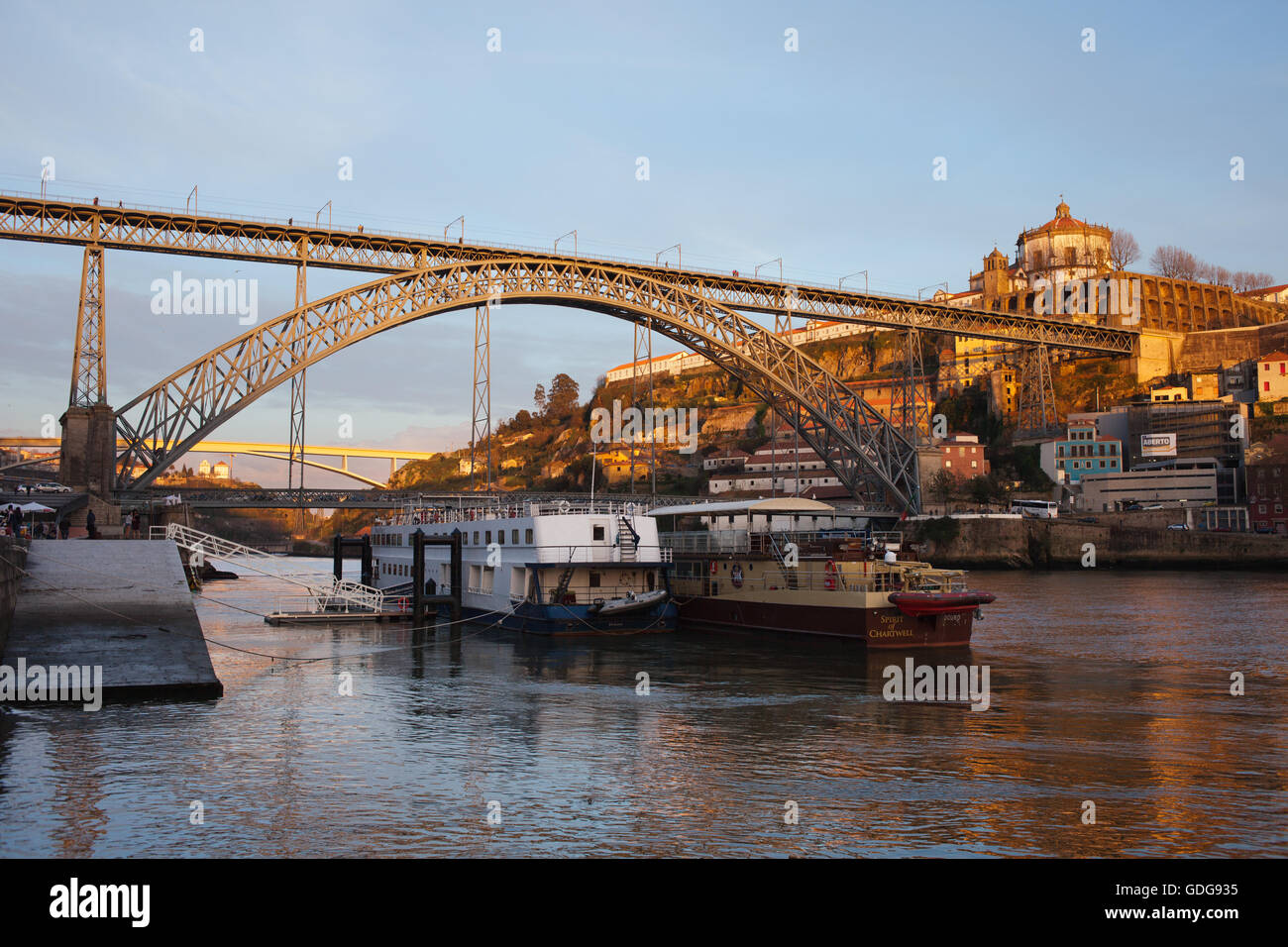 Dom Luis I ponte sul fiume Douro tra le città di Porto e di Vila Nova de Gaia in Portogallo, l'orario del tramonto. Foto Stock