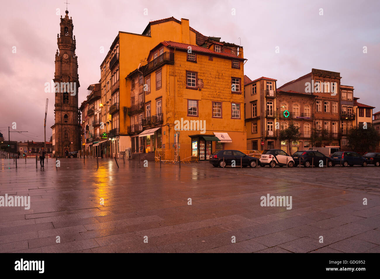 Città di Porto in Portogallo, Portoghesi tradizionali case, appartamenti edifici e Clerigos Chiesa torre al crepuscolo, Città Vecchia, Foto Stock