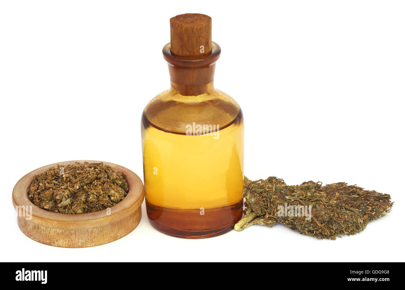 La cannabis medicinale con olio estratto in una bottiglia su sfondo bianco Foto Stock