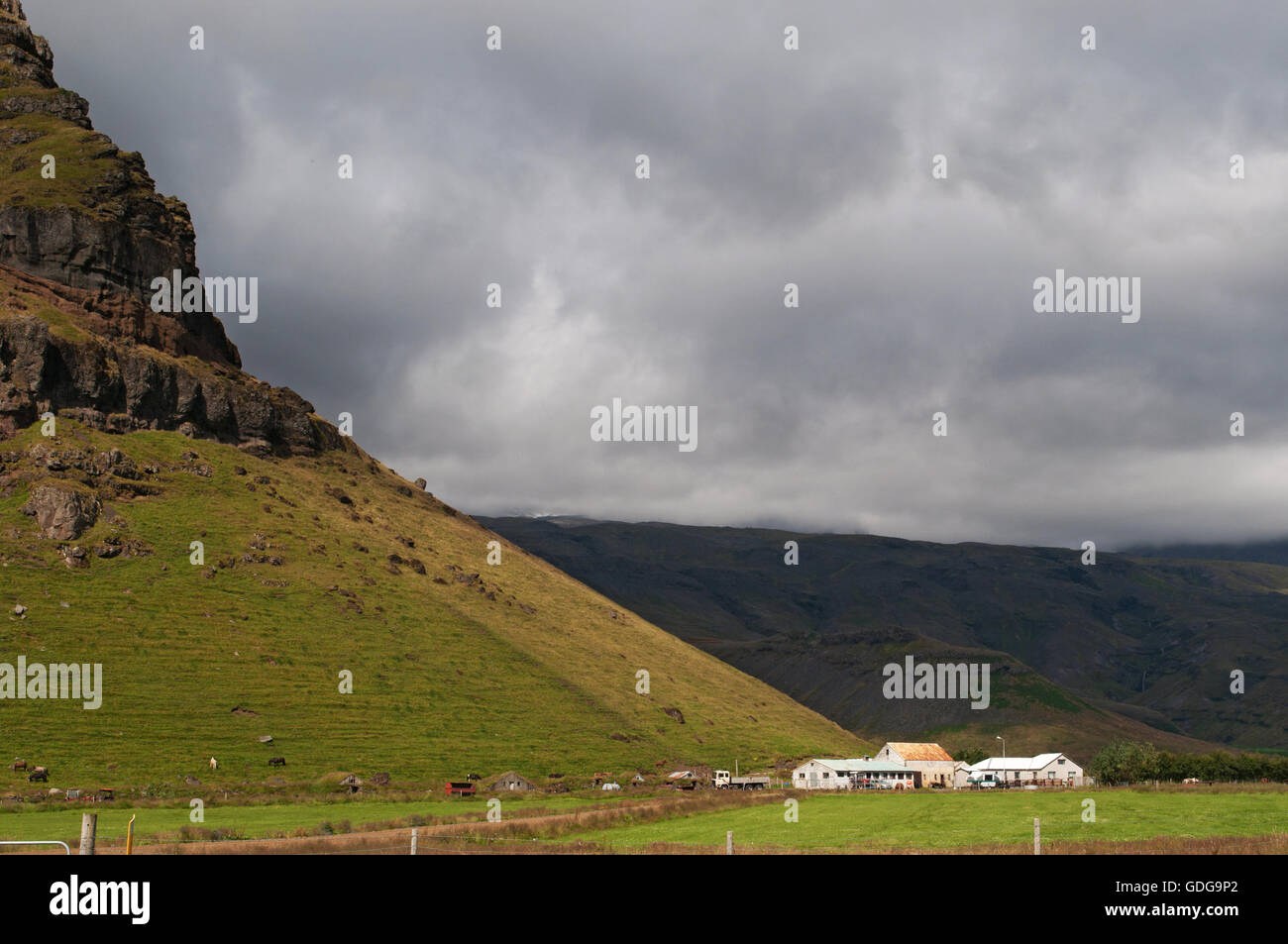 Islanda: case sotto il vulcano Eyjafjallajokull, la cui eruzione 2010 hanno portato alla chiusura dello spazio aereo da parte di molti aeroporti Ue Foto Stock