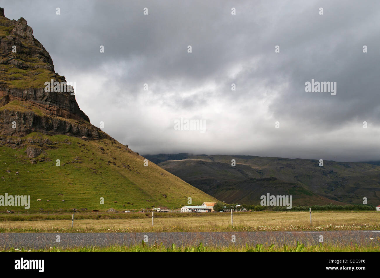 Islanda: case sotto il vulcano Eyjafjallajokull, la cui eruzione 2010 hanno portato alla chiusura dello spazio aereo da parte di molti aeroporti Ue Foto Stock