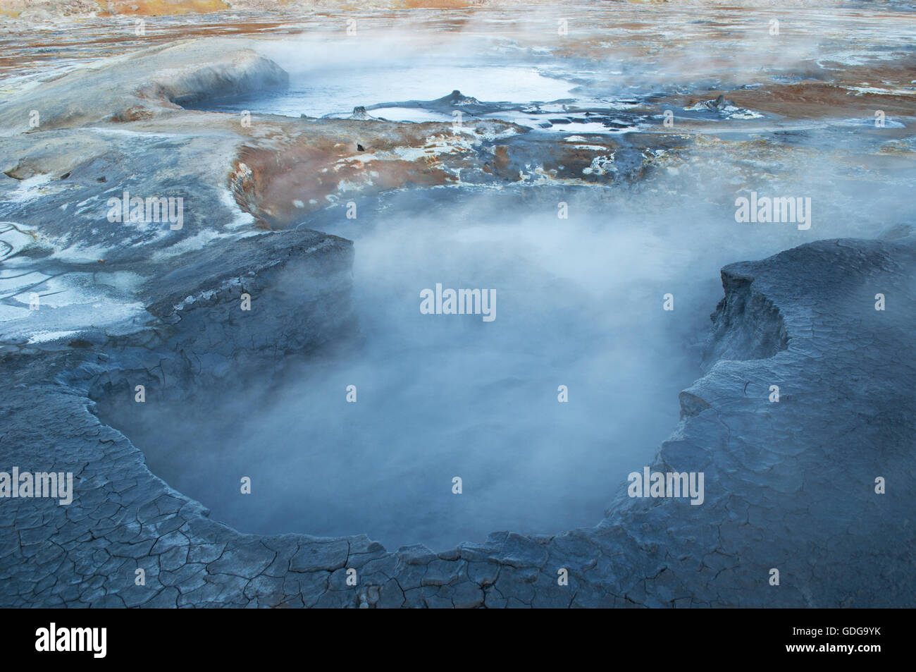 Islanda: Hverir, un area geotermica nella regione di Myvatn, famosa per le sue fumarole e sorgenti calde e zolfo Foto Stock