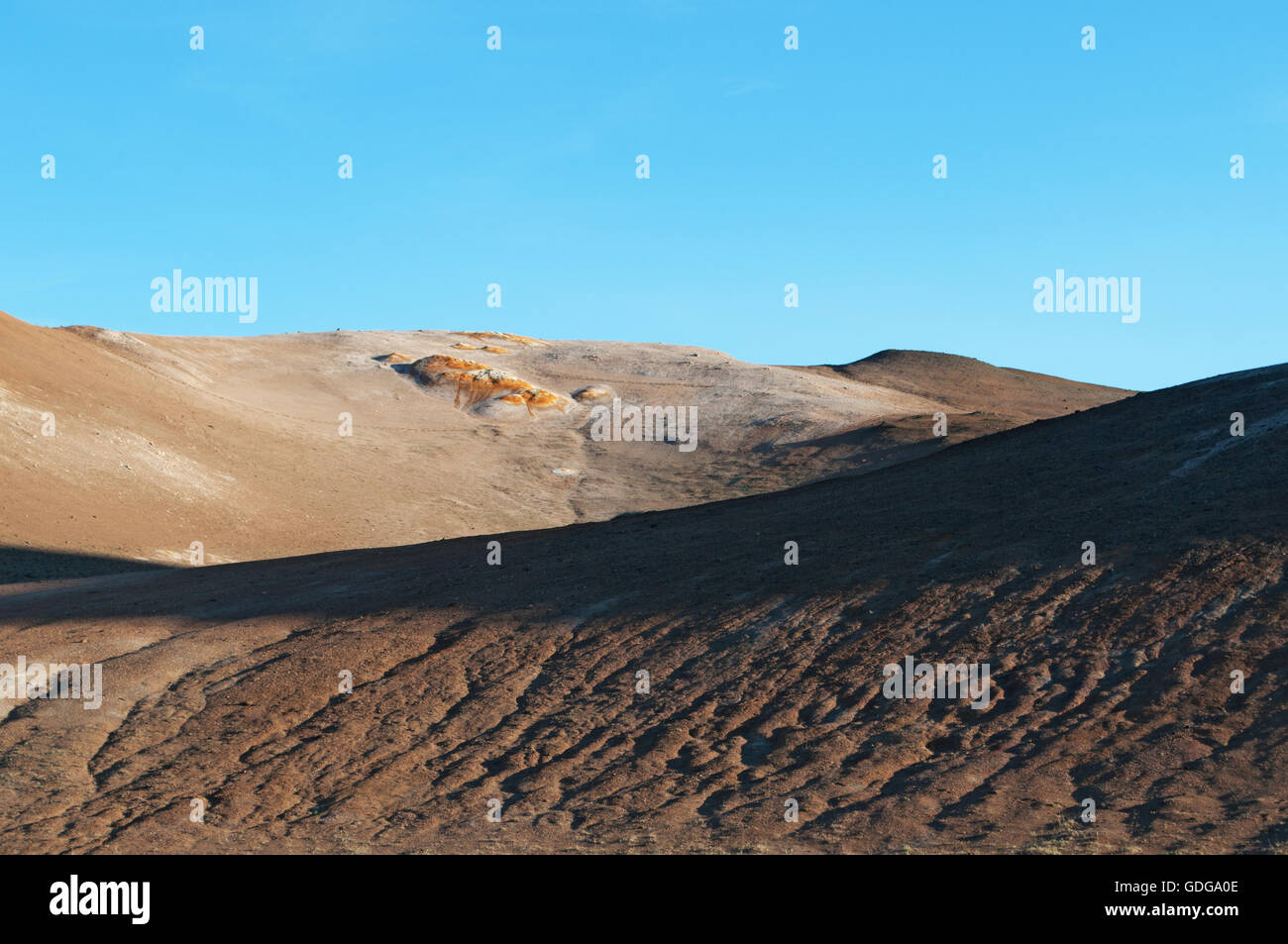 Islanda: Hverir, un area geotermica nella regione di Myvatn, famosa per le sue fumarole e sorgenti calde e zolfo Foto Stock