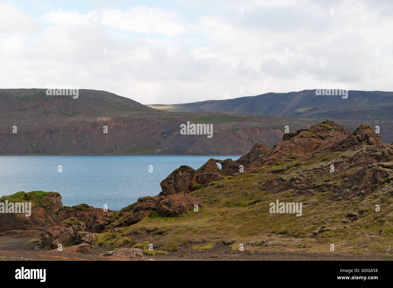 Islanda: la sabbia nera e le rocce del lago Kleifarvatn, sulla penisola di Reykjanes e sulla zona di fessura della metà Ridge atlantico Foto Stock