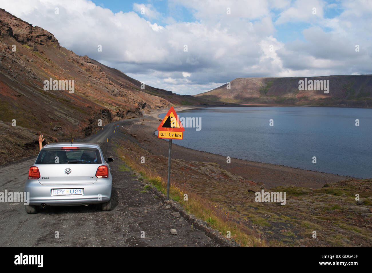 Islanda: la sabbia nera e le rocce del lago Kleifarvatn, sulla penisola di Reykjanes e sulla zona di fessura della metà Ridge atlantico Foto Stock