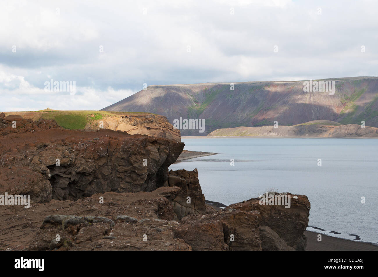 Islanda: la sabbia nera e le rocce del lago Kleifarvatn, sulla penisola di Reykjanes e sulla zona di fessura della metà Ridge atlantico Foto Stock
