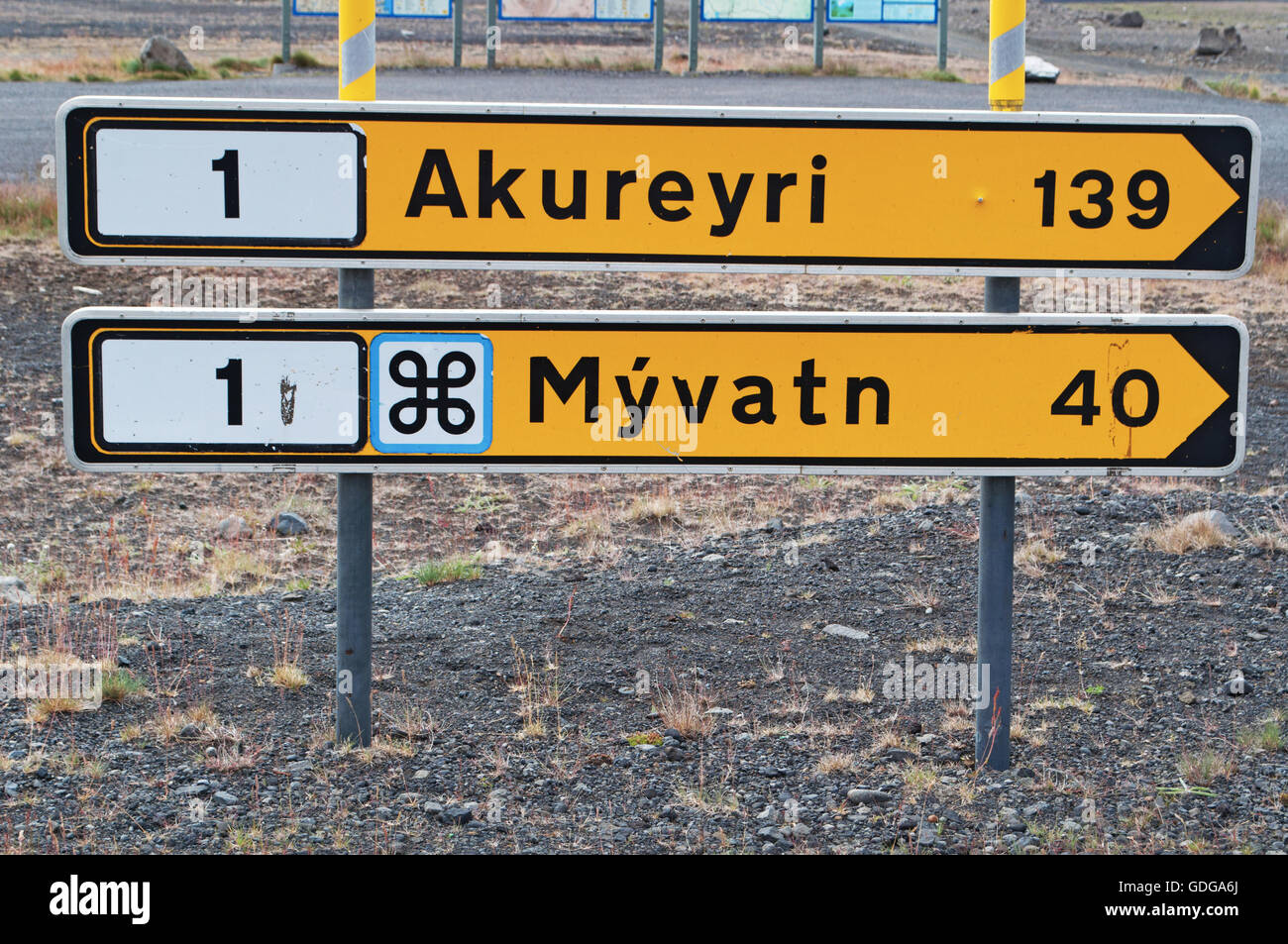 L'Islanda, Europa: in direzione nord, strada segno le indicazioni per la città di Akureyri e per la regione di Myvatn sulla Route 1, il famoso anello stradale Foto Stock