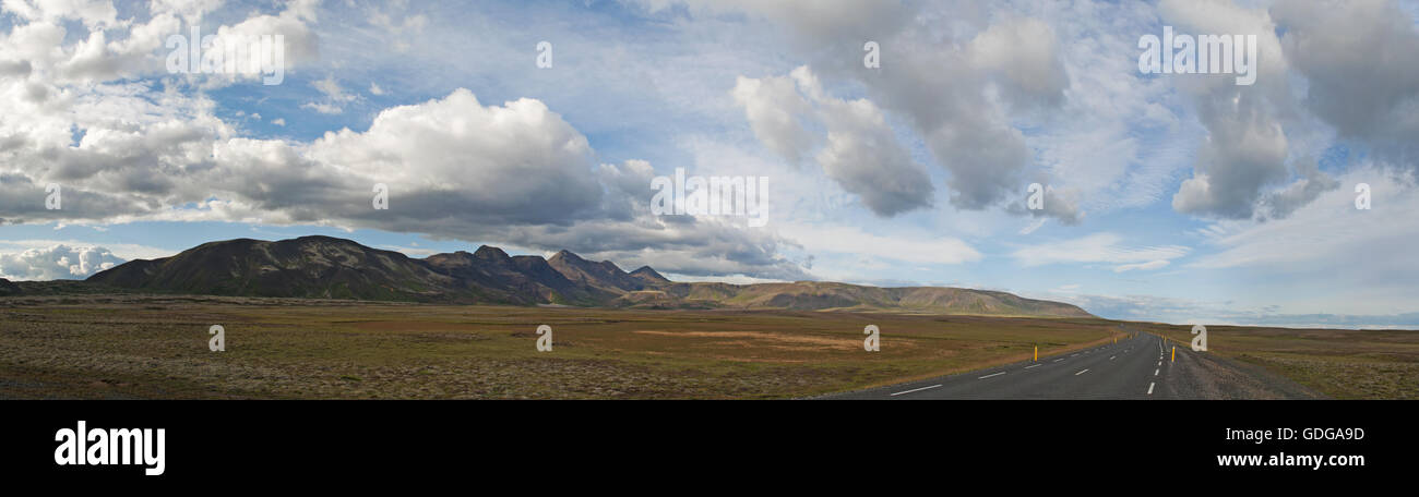 Islanda: paesaggio dal percorso 1, o la Ring Road, a 1332 chilometri di strada nazionale che corre attorno all'Islanda Foto Stock