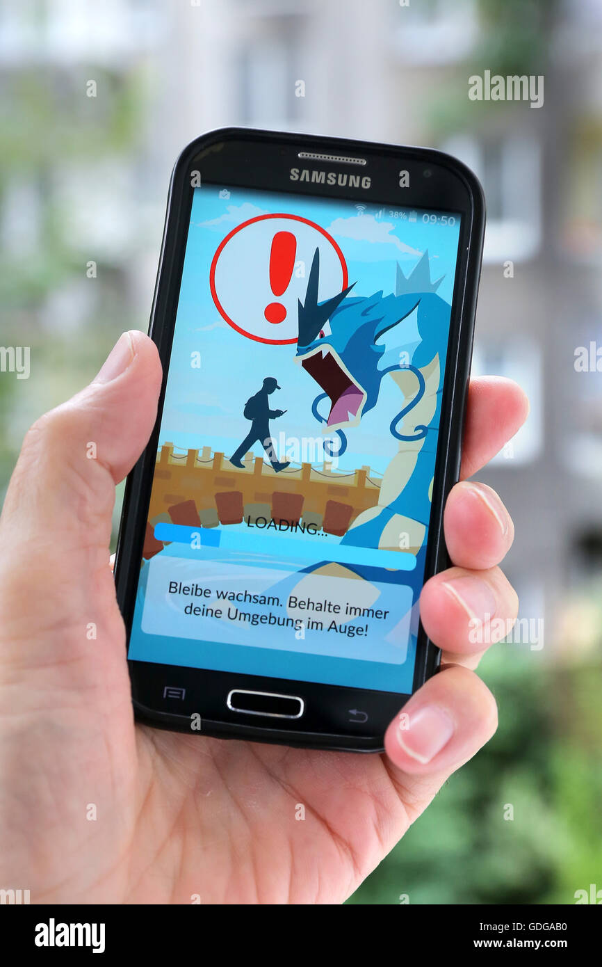 La versione tedesca dei più recenti videogiochi Pokémon 'go' su un Samsung smartphone. La prudenza consiglia ai giocatori di essere a conoscenza dei dintorni mentre gioca Pokemon andare. Dortmund, Germania, Luglio 17th.2016 Foto Stock