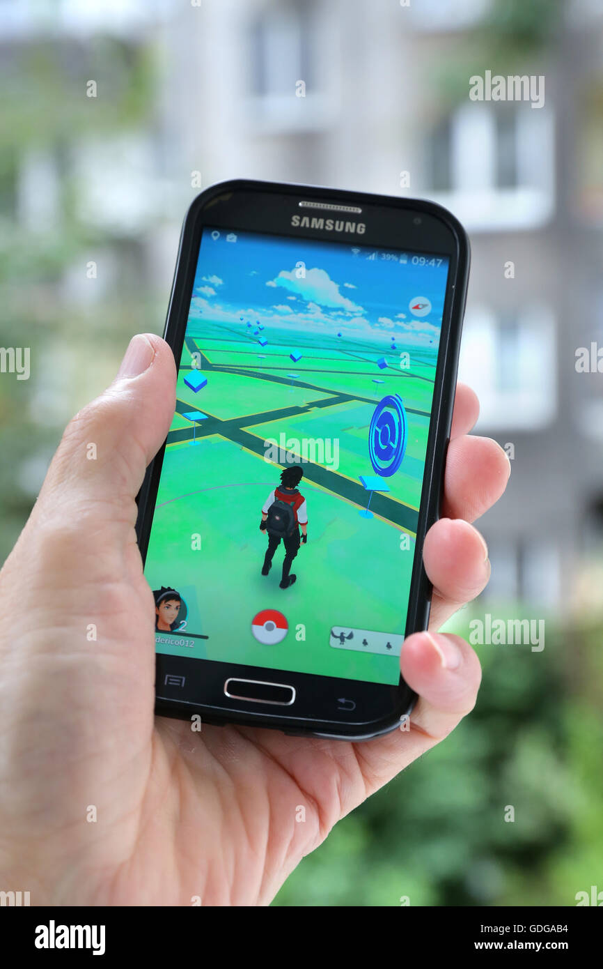 La versione tedesca dei più recenti videogiochi Pokémon 'go' su un Samsung smartphone. Dortmund, Germania, Luglio 17th.2016 Foto Stock