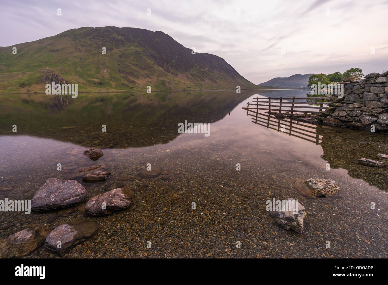 Acqua crummock presto di mattina d'estate. Foto Stock