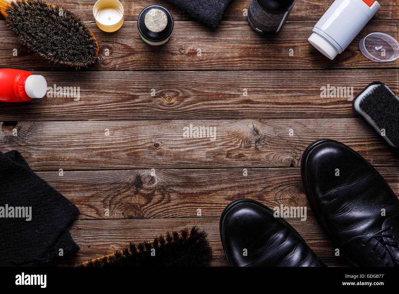 Spazzole, cera, scarpe e accessori. Scarpe cura. Vista superiore Foto Stock