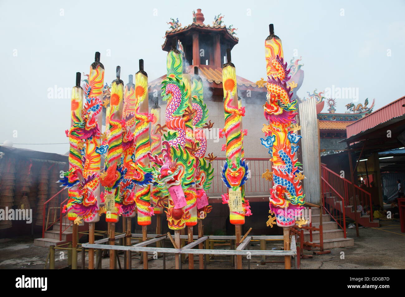Gigantesco drago bastoncini di incenso a un tempio Foto Stock