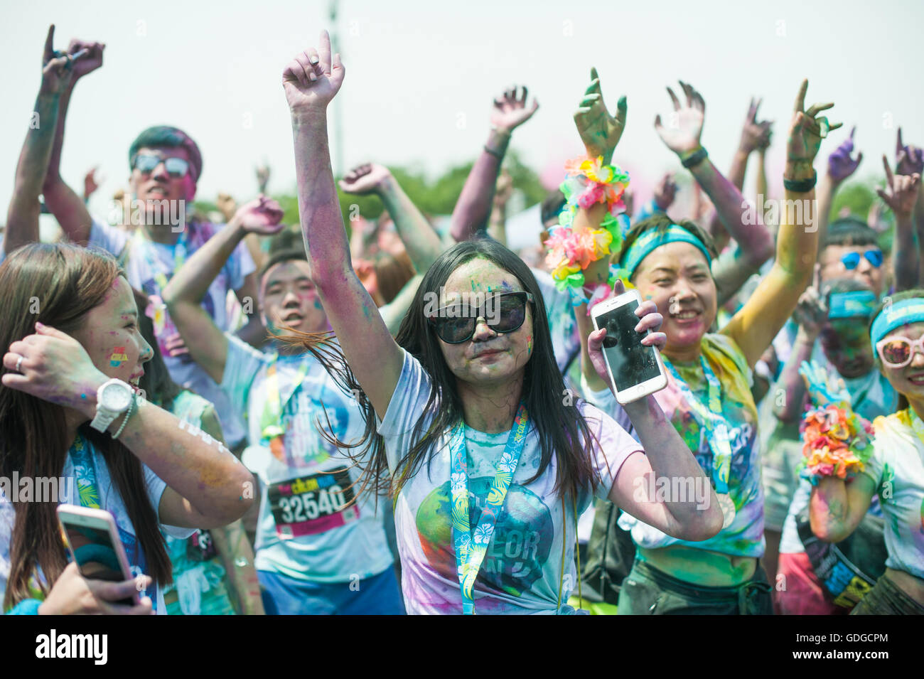 Chengdu, nella provincia di Sichuan, in Cina - Luglio 2, 2016: atleti divertendosi al Colour Run Cina a Chengdu Foto Stock