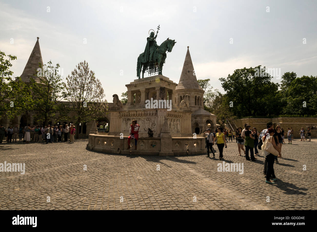 Una statua equestre di Santo Stefano, Gran Principe degli Ungheresi e primo Re d'Ungheria nel Bastione dei pescatori cl Foto Stock