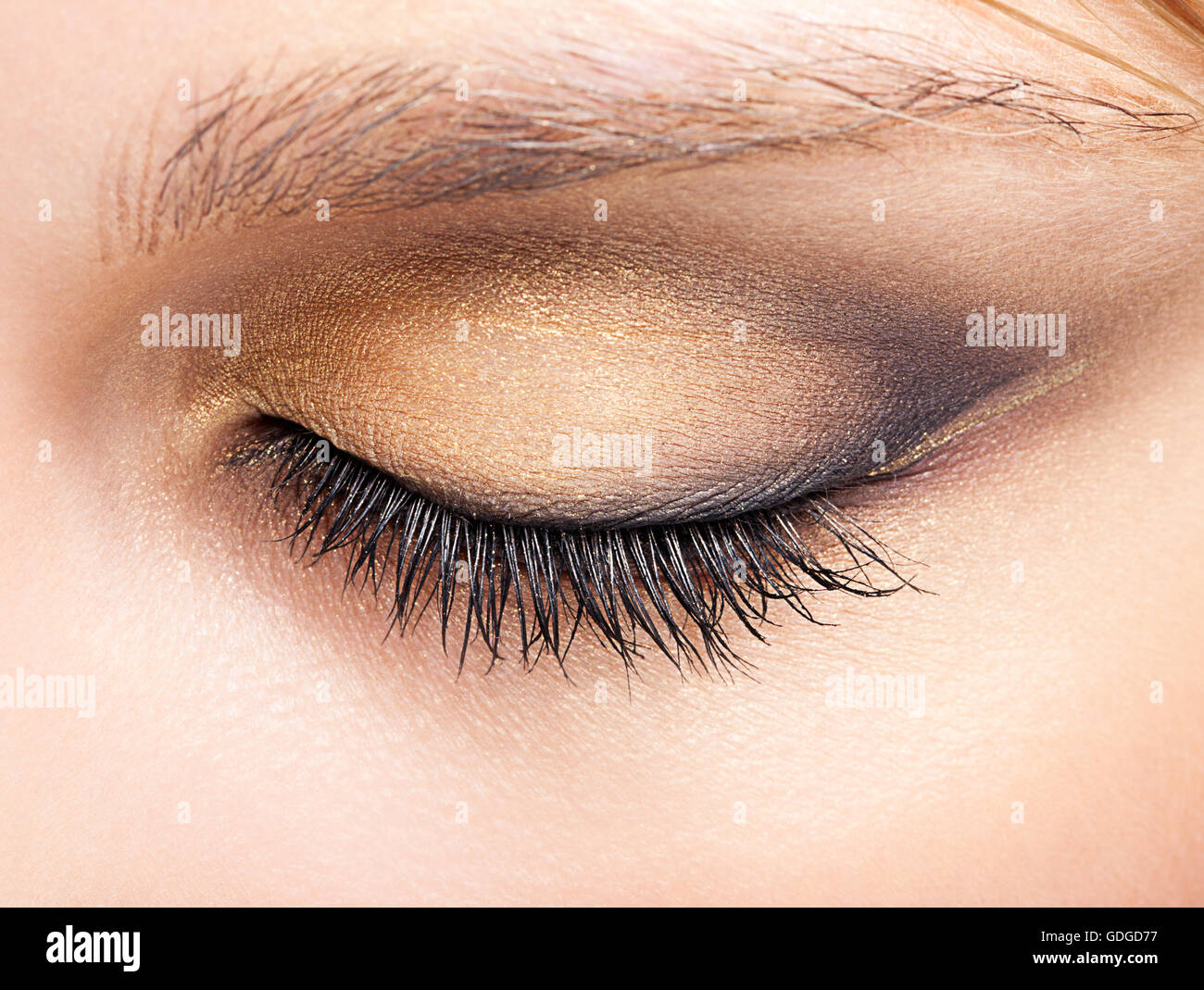 Chiuso occhio della giovane donna caucasica con giorno trucco Foto Stock