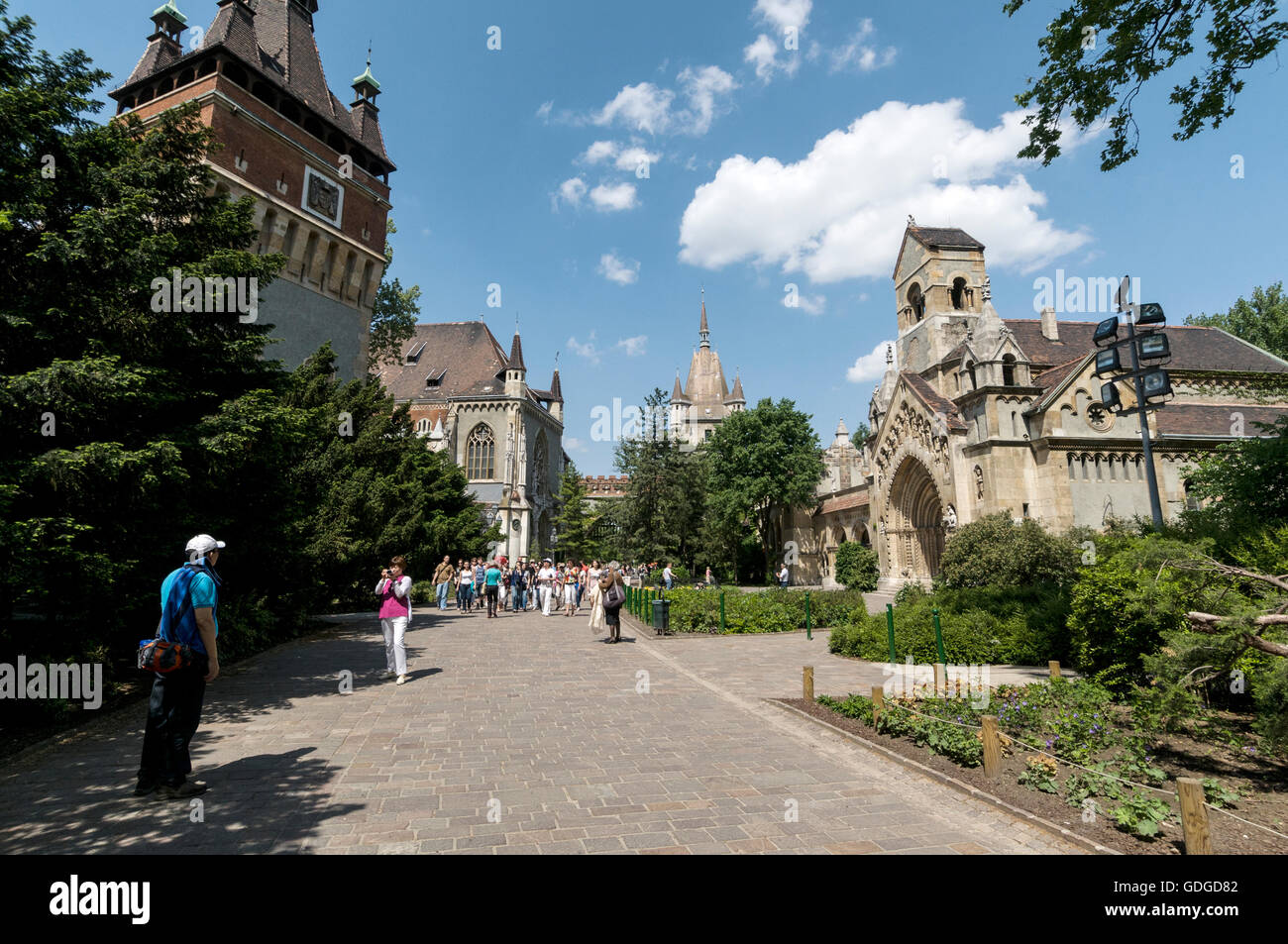 Il Castello di Vajdahunyad nel parco cittadino è a due passi da Piazza degli Eroi a Budapest, Ungheria. Il castello con un fossato e ponte levatoio Foto Stock