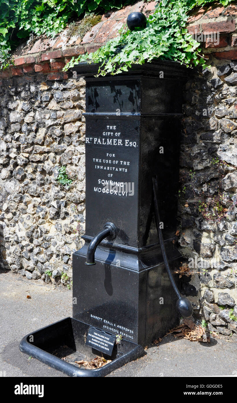 Berkshire - Sonning on Thames - azionato a mano la pompa acqua - donati al villaggio di Robert Palmer - locale MP -circa 1850 Foto Stock