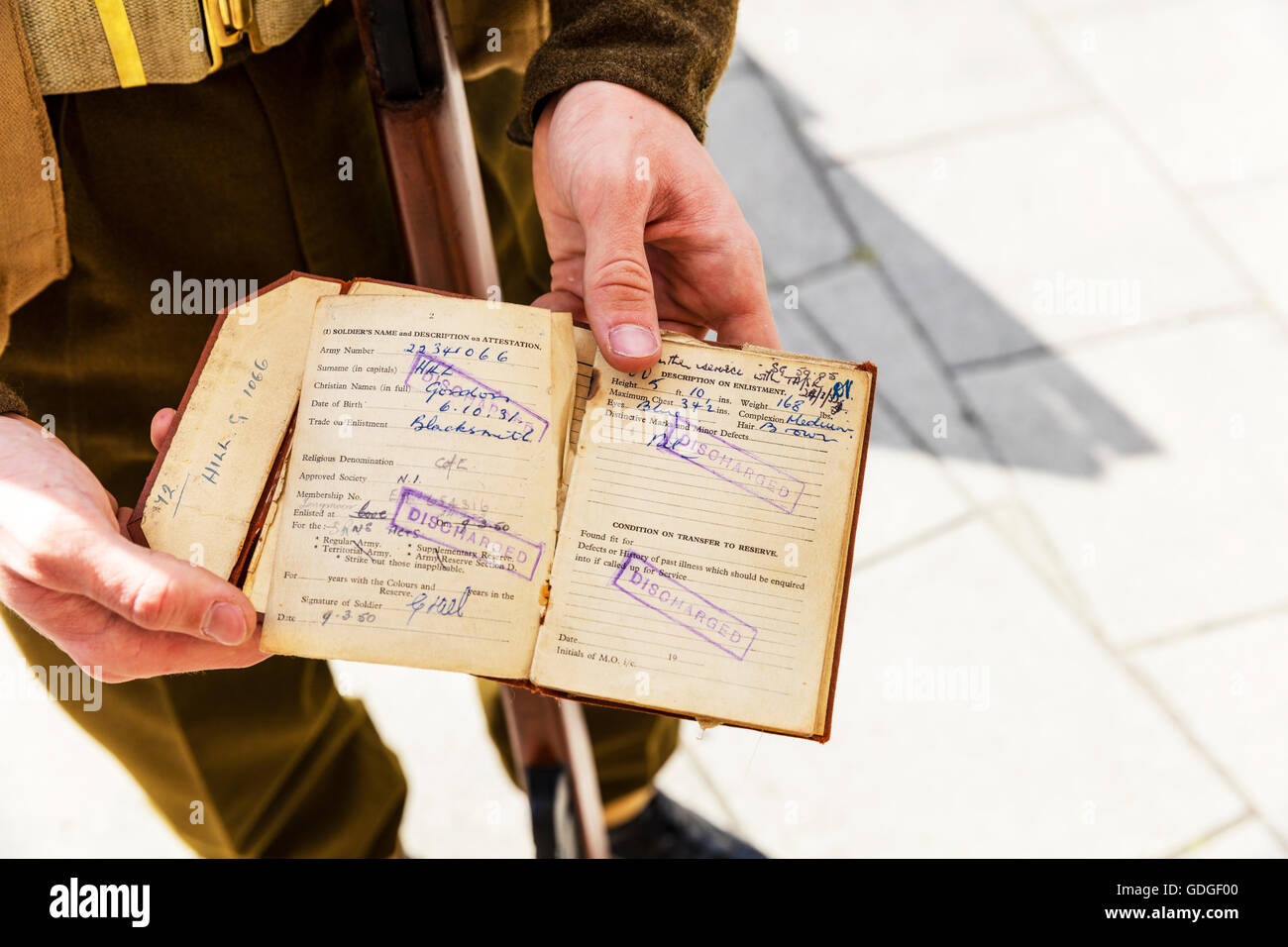 Scaricato dall'esercito pagano prenota stampigliato scaricato soldier holding libro aperto REGNO UNITO Inghilterra Foto Stock