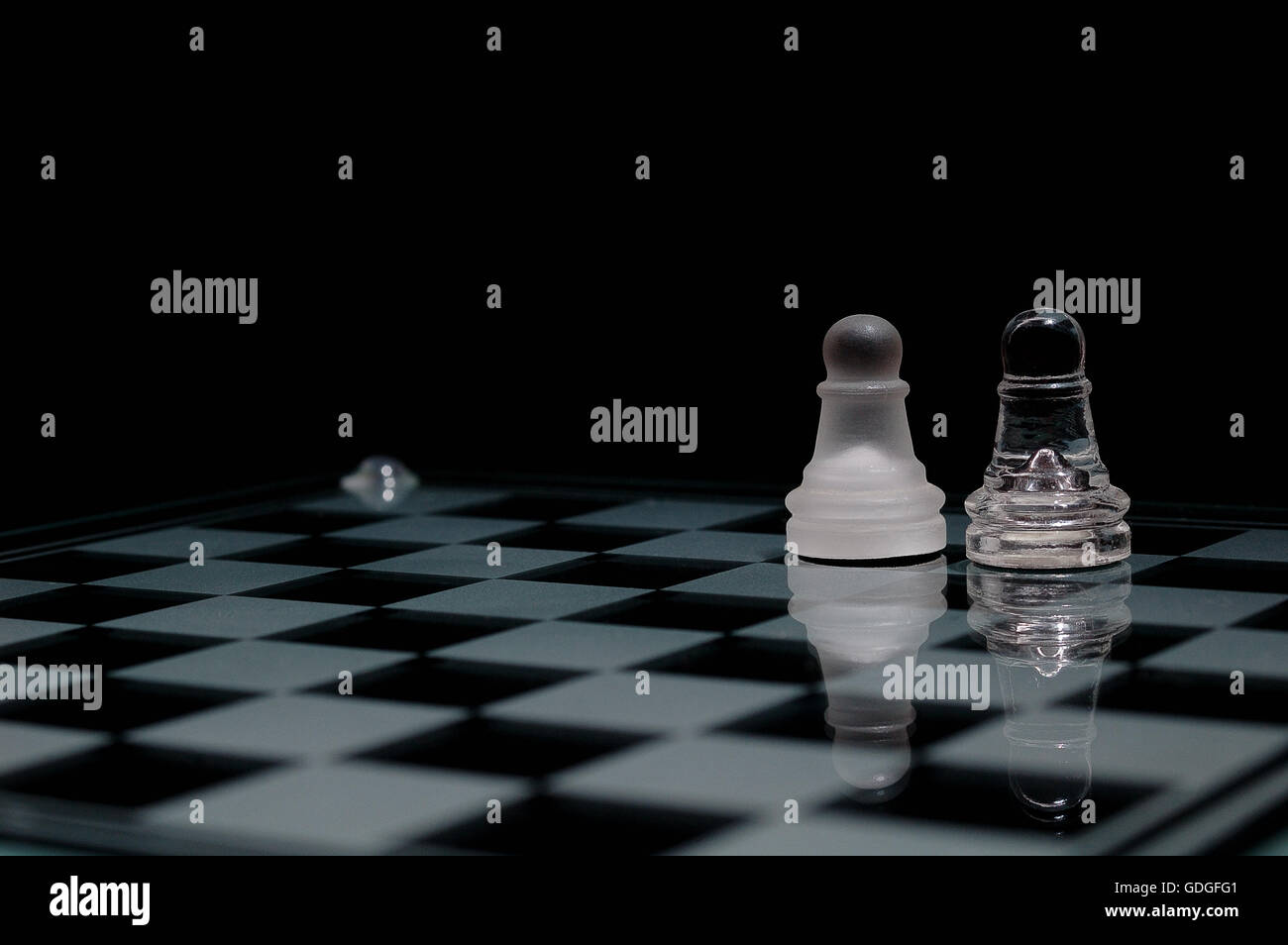 Scacchi di cristallo pezzi su una riga .su sfondo nero. Foto Stock