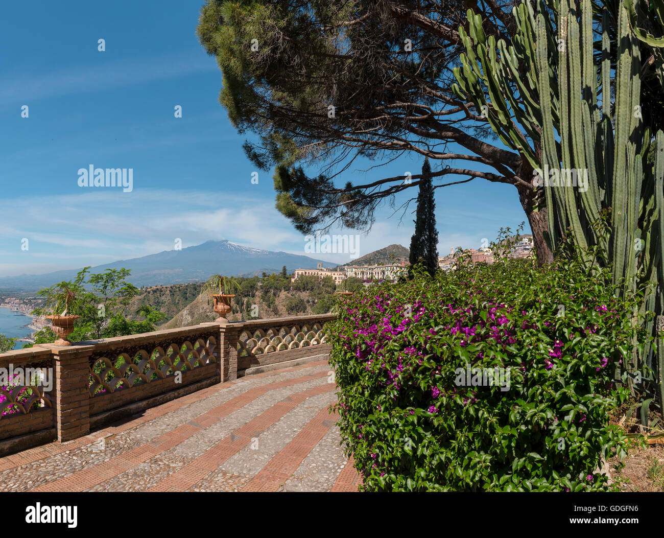 Il parco della città i Giardini della Villa Comunale,vista sul Monte Etna Foto Stock