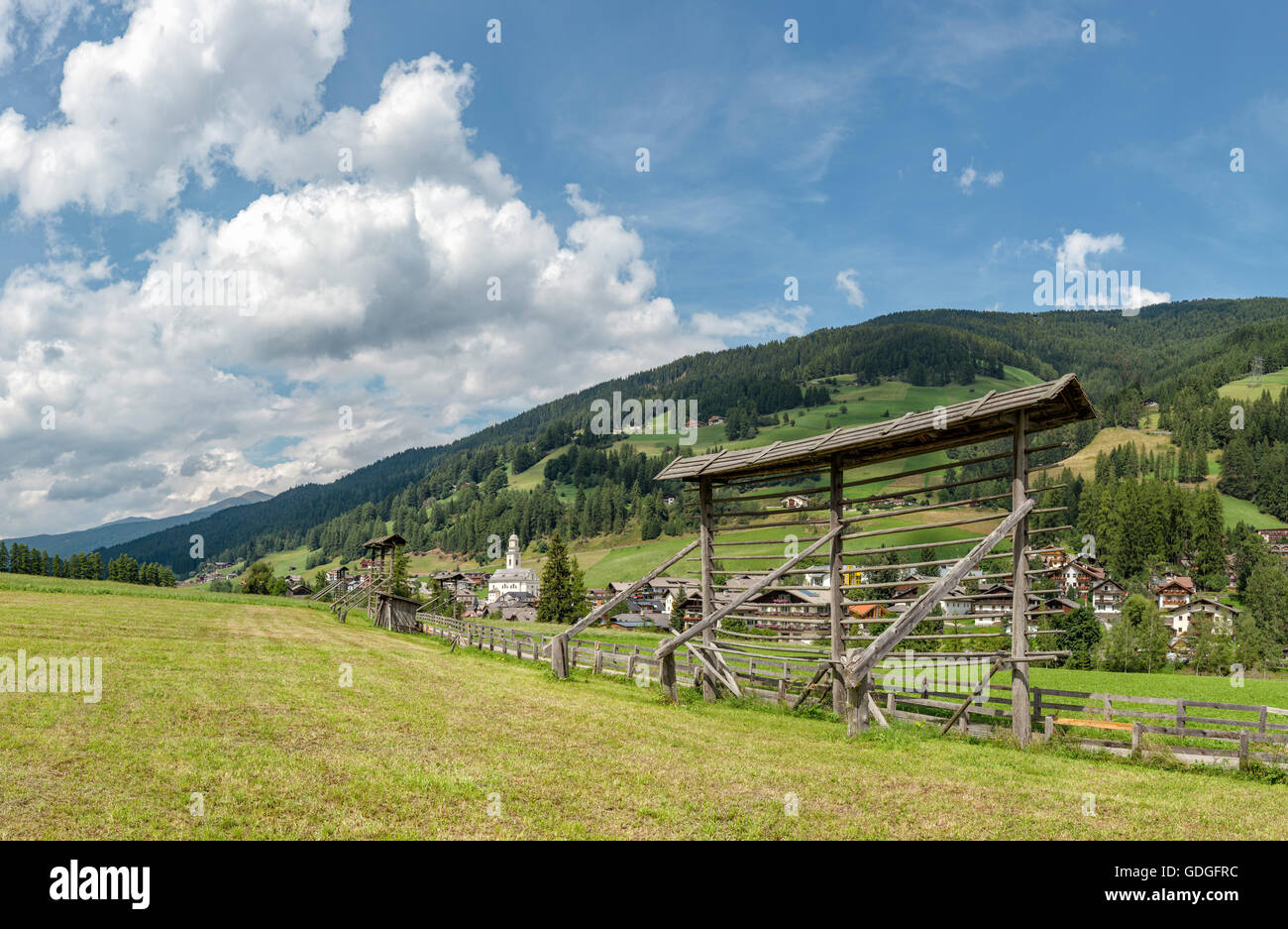 Sesto,Sesto,Italia,stendini per fieno nella valle di Sesto Foto Stock