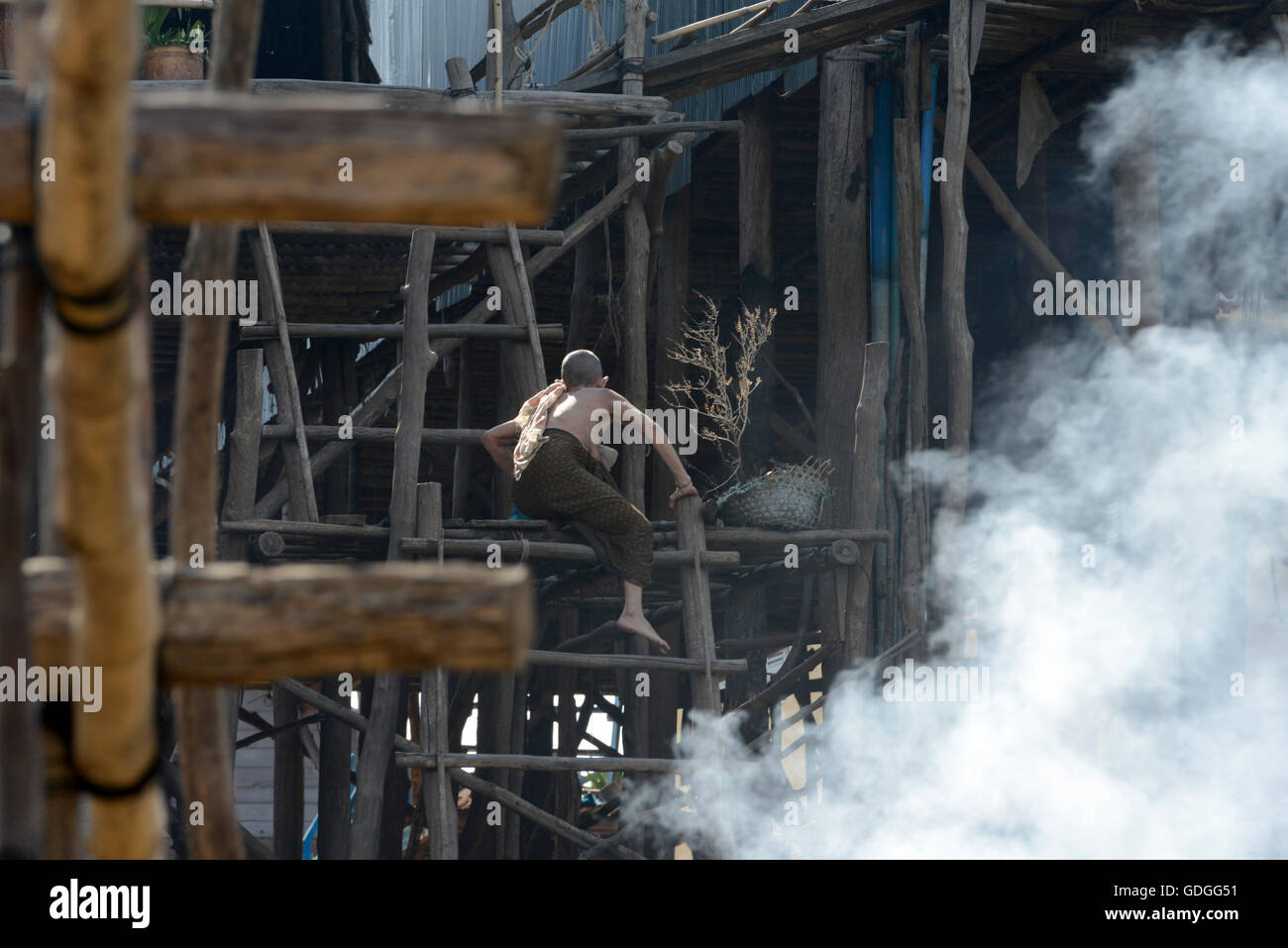 Il paesino sul Lago di Kompong Pluk presso il lago Tonle Sap nei pressi della città di Siem Riep nell ovest della Cambogia. Foto Stock