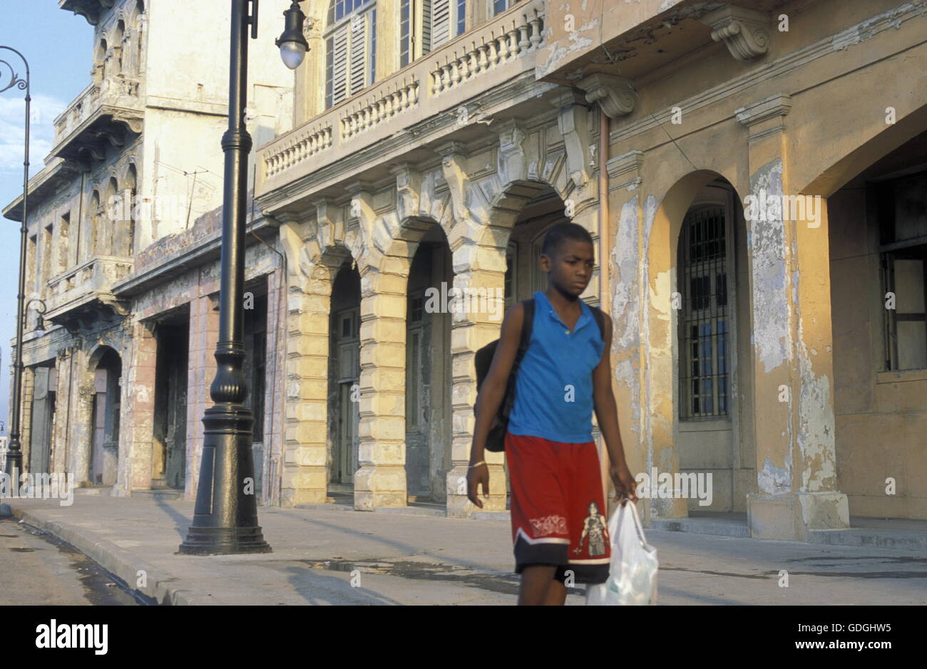 Il Malecon Road sulla costa nel vecchio townl della città di Havana a Cuba nel mar dei Caraibi Foto Stock