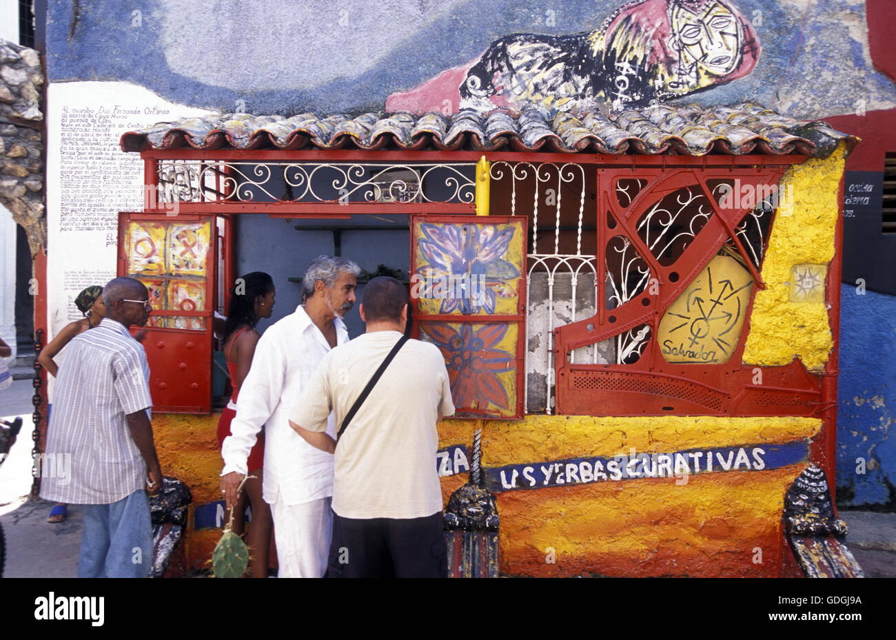 Un fast food in una strada del centro storico della città di Havana a Cuba nel mar dei Caraibi. Foto Stock
