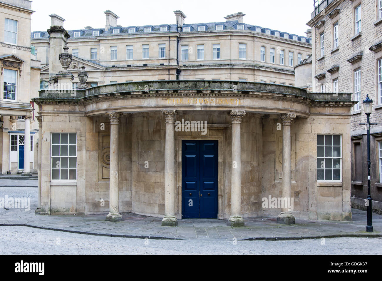 Porte blu della Croce vasca da bagno spa. Spa nel Patrimonio Mondiale UNESCO Città di Bath, sito delle terme di epoca romana e lusso moderni stabilimenti termali Foto Stock