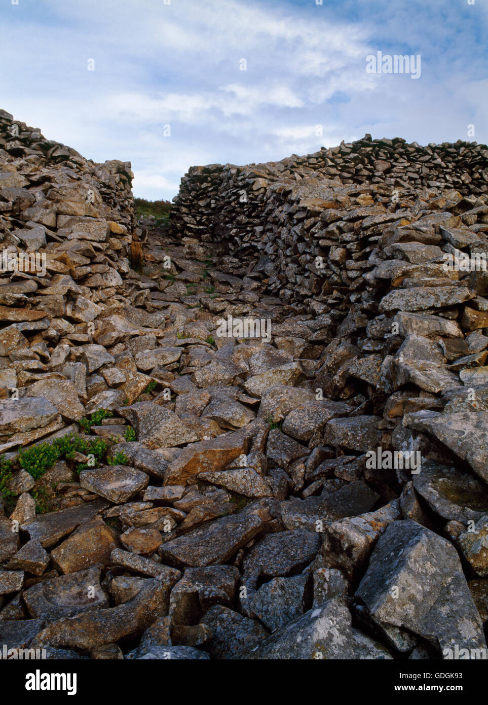 NW passaggio di entrata attraverso il bastione interno delle Tre r Ceiri Età del Ferro & periodo Romano hillfort: città dei giganti, Lleyn (Llyn) Penisola, Gwynedd. Foto Stock
