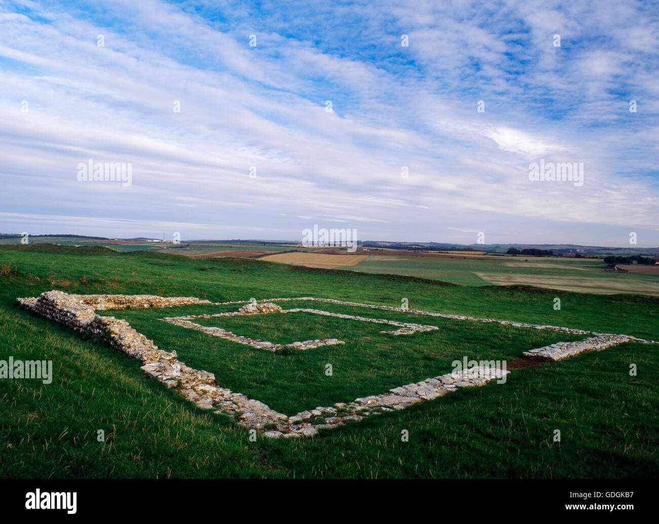 Maiden Castle, Dorset, fine C4thAD Romano-Celtic pagana tempio: Santuario centrale circondato da un ambulacro con ingressi a E. Foto Stock