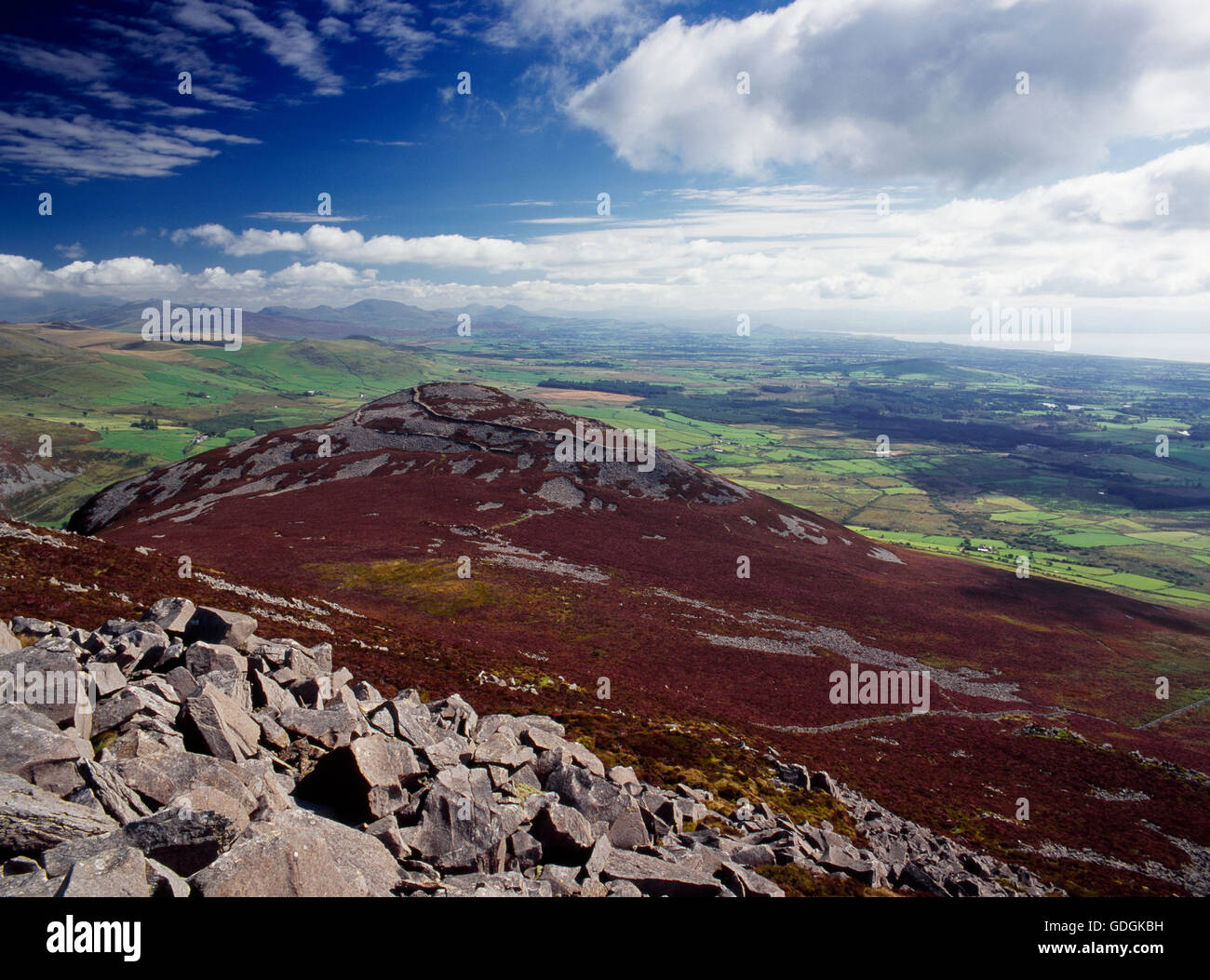 Visualizzazione ampia e dal vertice di Yr Eifl oltre tre'r Ceiri hillfort (città di giganti) & NE parte di Lleyn Peninsula a Snowdon gamma. Foto Stock