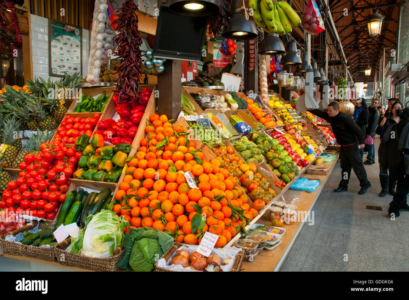 Negozio di frutta. San Miguel mercato, Madrid, Spagna. Foto Stock