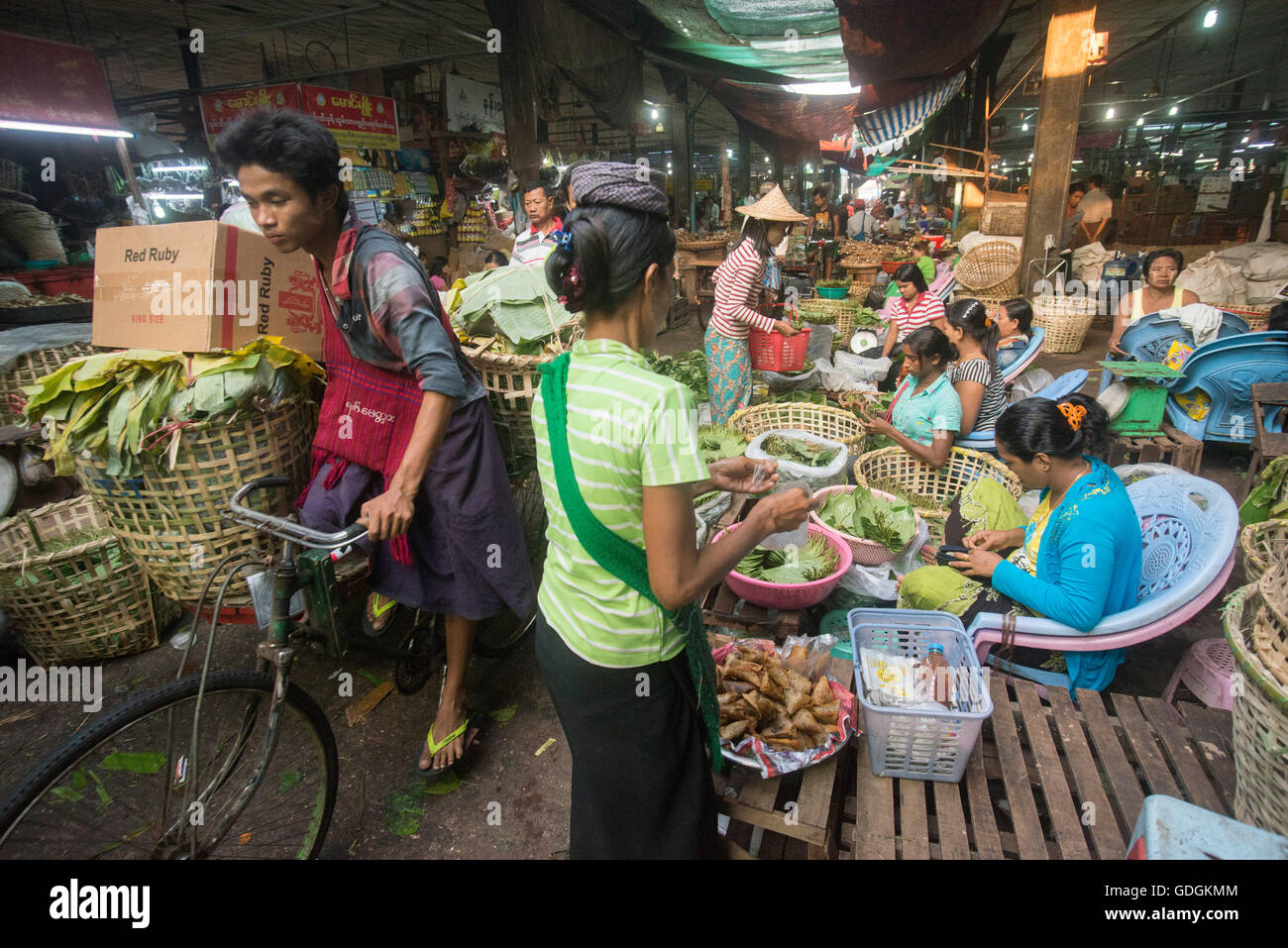 Betel dado in un mercato vicino la città di Yangon in Myanmar in Southeastasia. Foto Stock