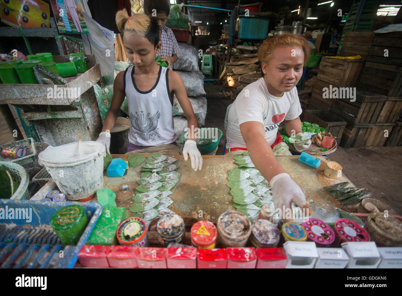 Betel dado in un mercato vicino la città di Yangon in Myanmar in Southeastasia. Foto Stock